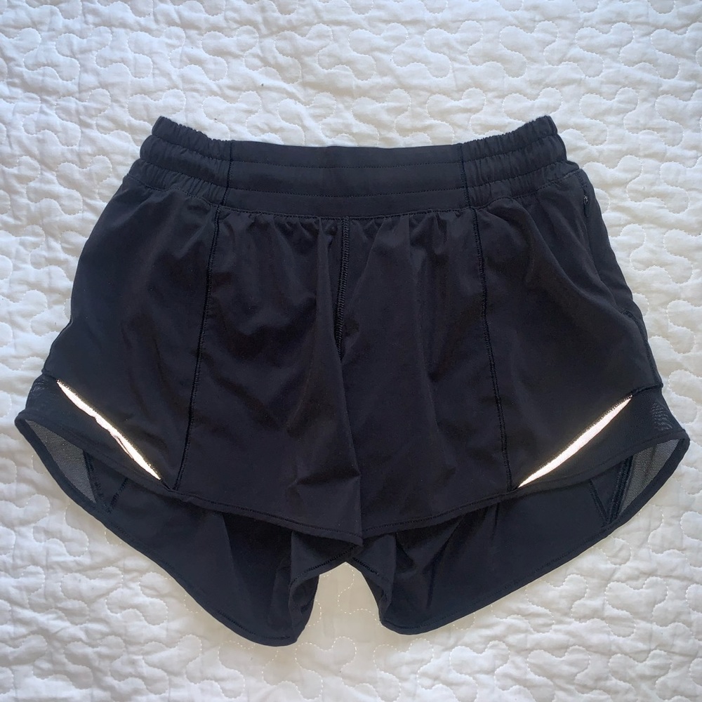 Women’s size 6 Lululemon Hotty Hot Low-Rise Lined Short 4” in Black